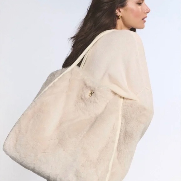 NWT Victoria's Secret Ivory Cream Luxe Fuzzy Soft Faux Fur Tote Travel Bag 2025 - Picture 6 of 14